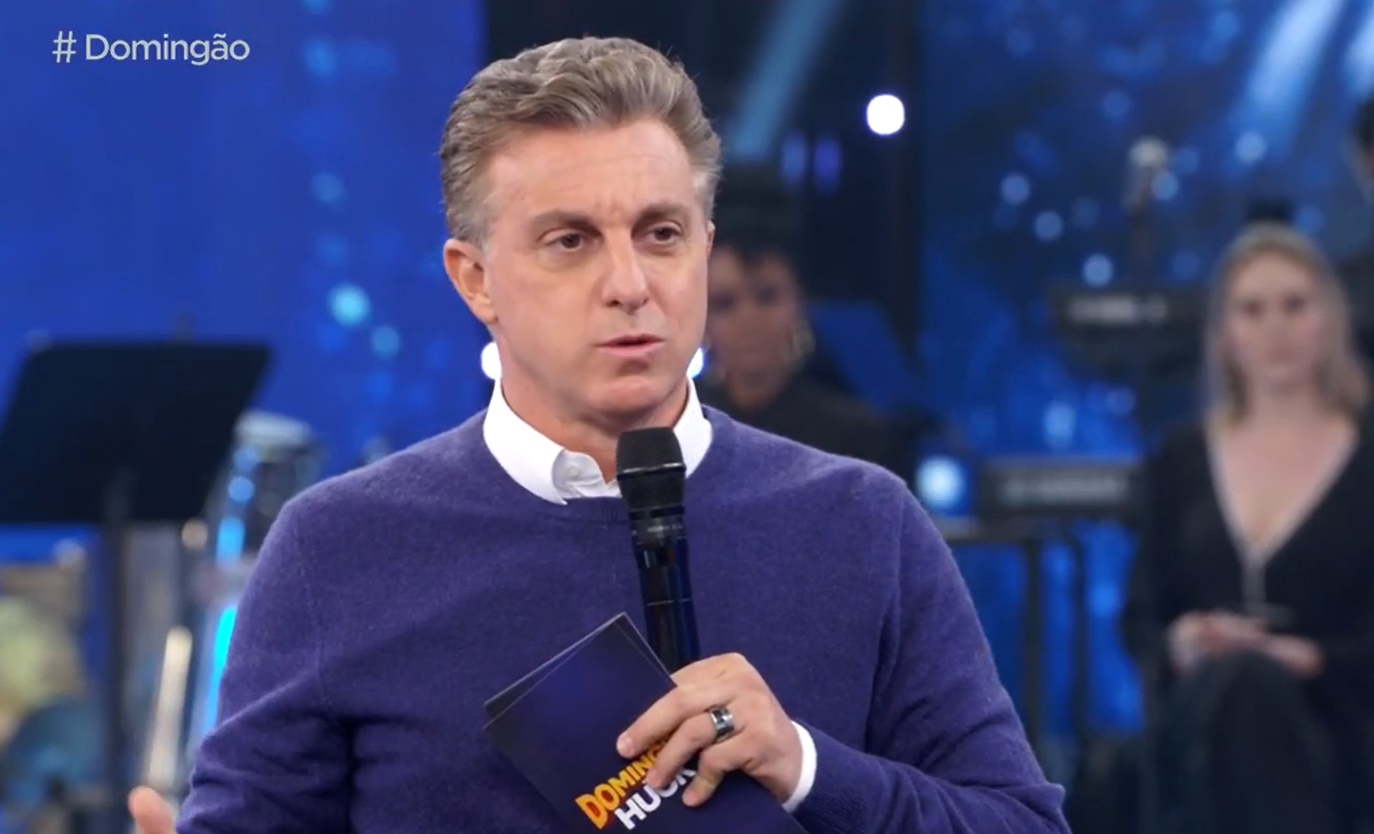 O apresentador Luciano Huck, que comanda o programa Domingão na TV Globo (Créditos: Reprodução)