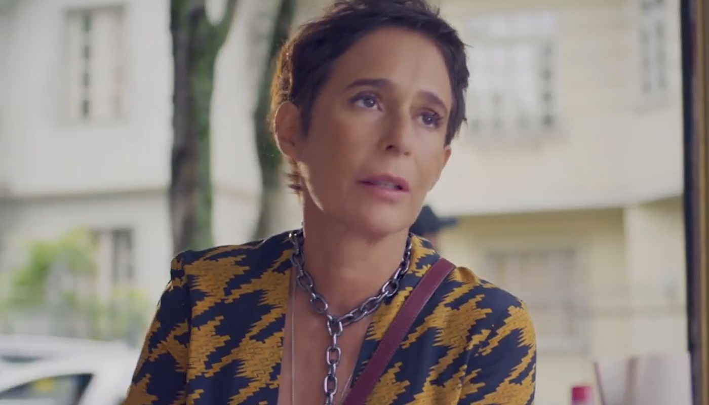 Rebeca (Andréa Beltrão) em cena na novela Um Lugar ao Sol, da TV Globo (Créditos: Reprodução)