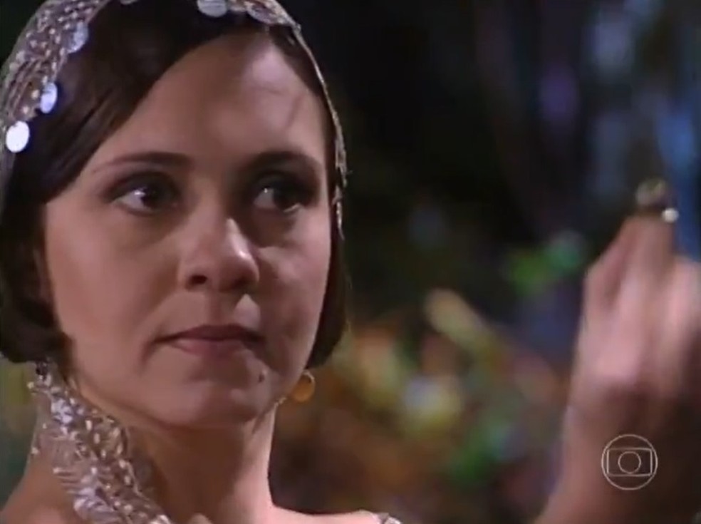 Catarina (Adriana Esteves) em cena na novela O Cravo e a Rosa (Créditos: Reprodução)