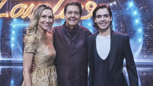 Na foto está presente João Guilherme, filho de Fausto Silva e  Anne Lottermann, o trio forma quadro de apresentadores da atração da Band (Créditos: Imagem/Internet)