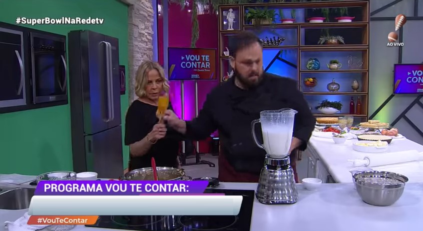 Em resumo, Claudete Troiano foi deselegante com o chef Roberto Augusto durante receita no Vou Te Contar, ao vivo da RedeTV (Créditos: Reprodução)