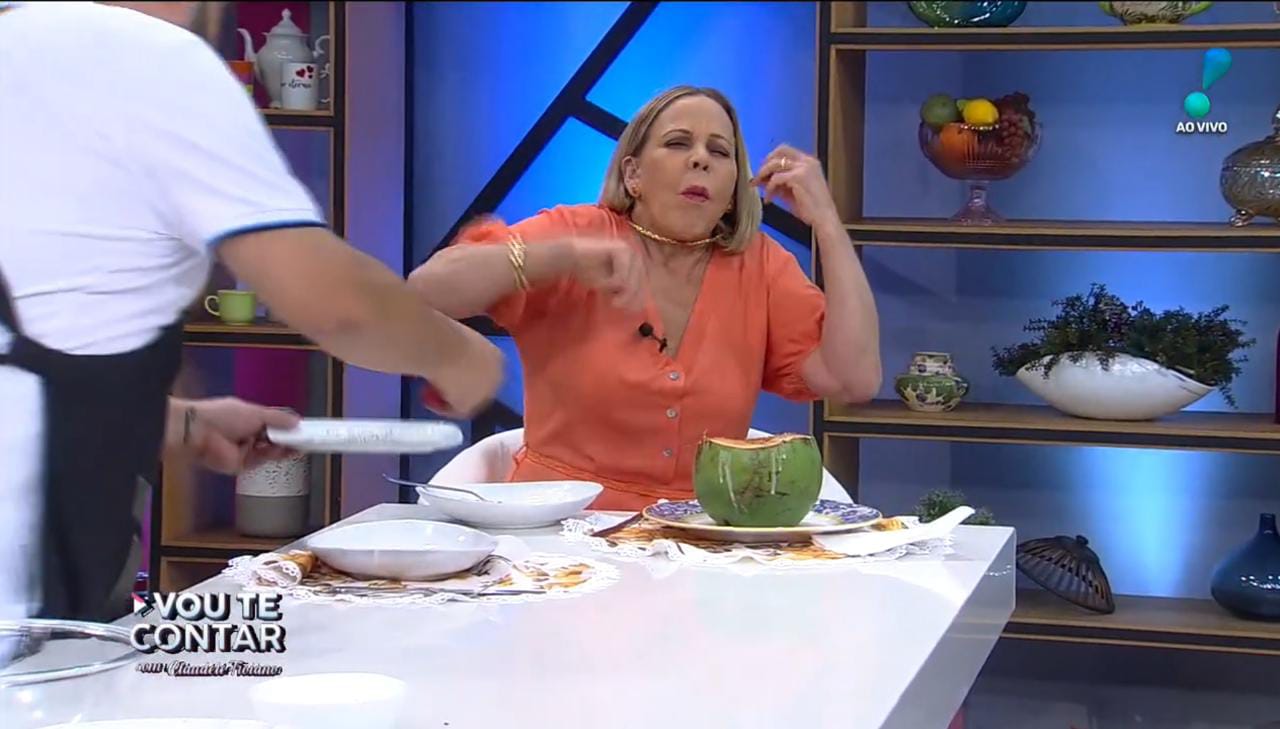 De fato, a apresentadora Claudete Troiano queimou a boca após provar receita e saiu de cena assim, ao vivo no Vou Te Contar da RedeTV (Créditos: Reprodução)