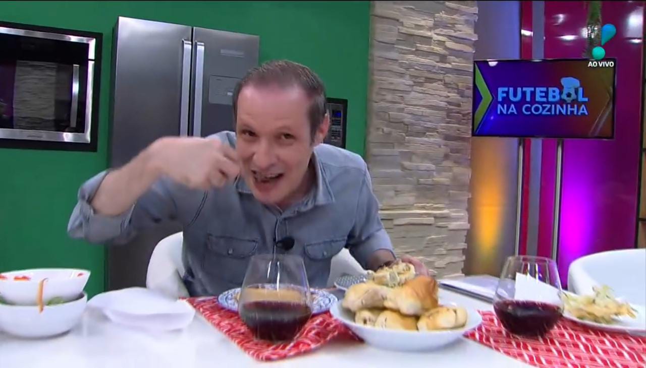 Assim, Fernando Fontana teve que comer sozinho após Claudete Troiano abandonar o programa na RedeTV (Créditos: Reprodução)