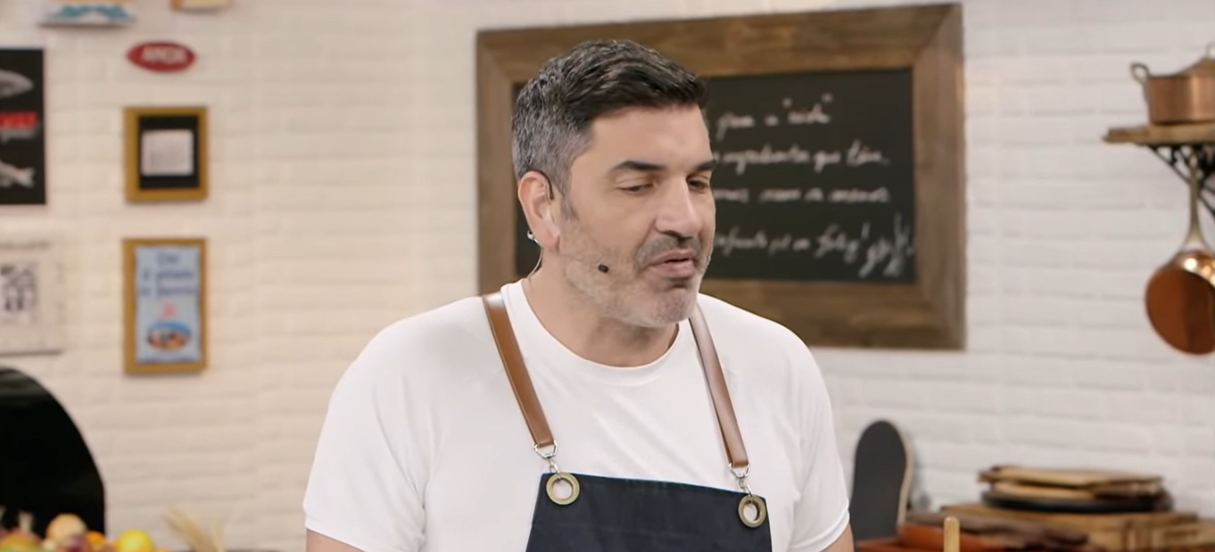 O apresentador Edu Guedes durante o programa The Chef, exibido pela Band (Créditos: Reprodução)