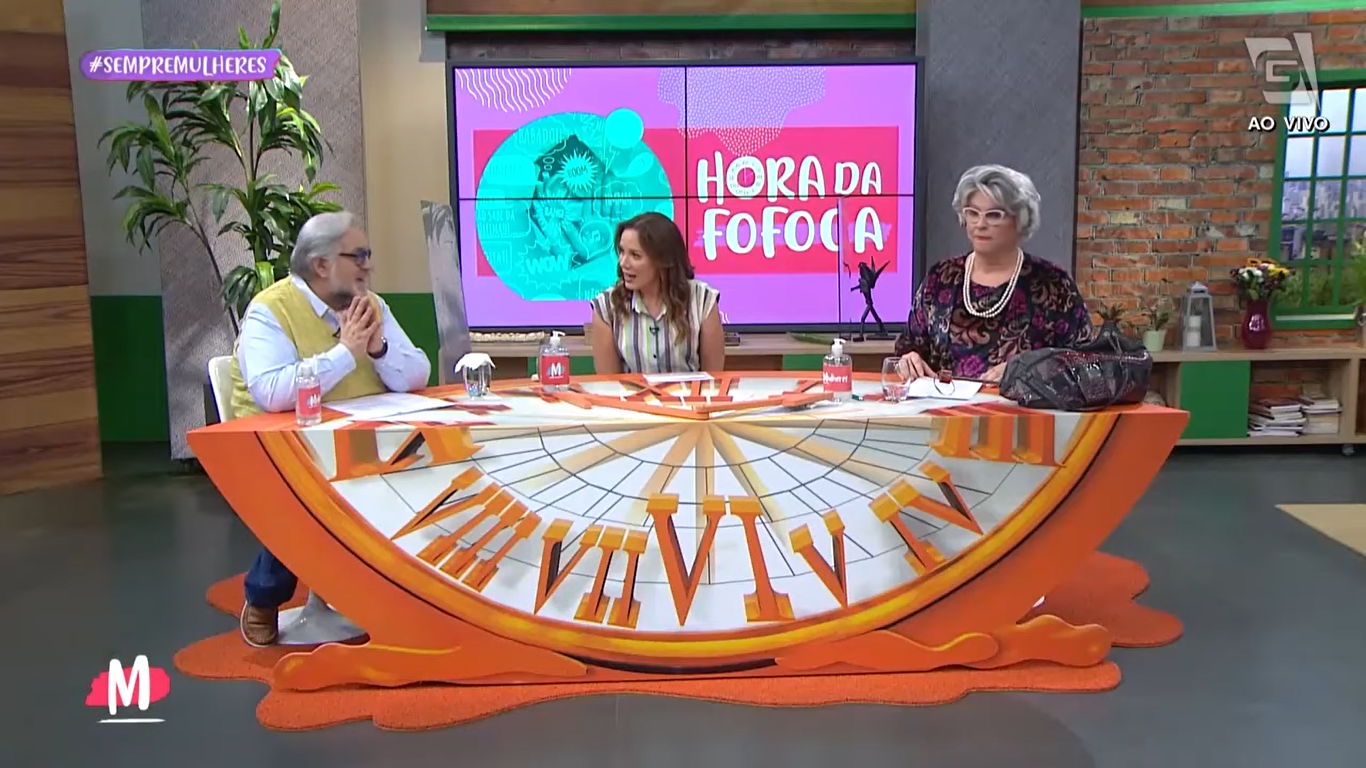 Leão Lobo foi quem contou novidade para a apresentadora Regina Volpato no Mulheres (Créditos: Reprodução/TV Gazeta)
