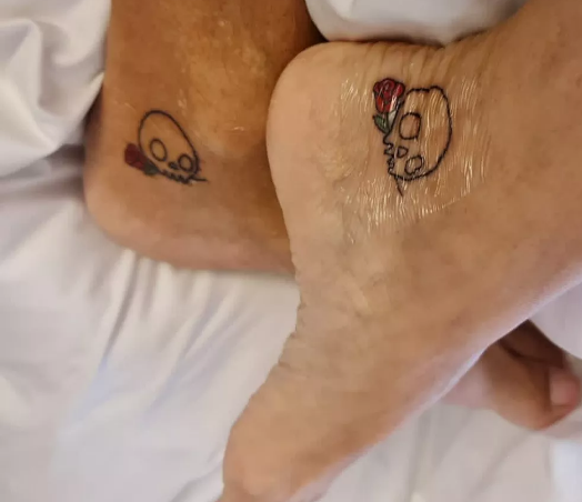 Selando seu amor Antonio Fagundes faz tatuagem com esposa Alexandra Martins(Créditos: Divulgação)