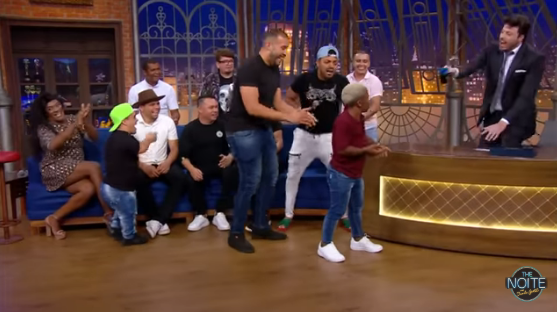 Danilo Gentilli joga água em Pigmeu (Créditos: Divulgação)