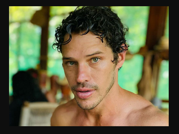 José Loreto esclarece foto nú no rio durante filmagens de Pantanal (Créditos: Divulgação)