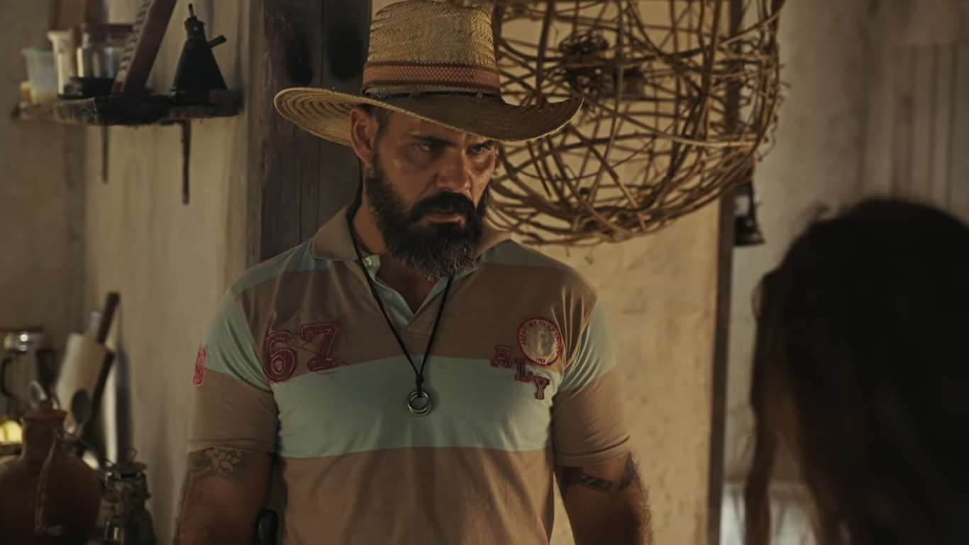 Alcides (Juliano Cazarré) em cena na novela Pantanal (Créditos: Reprodução/TV Globo)
