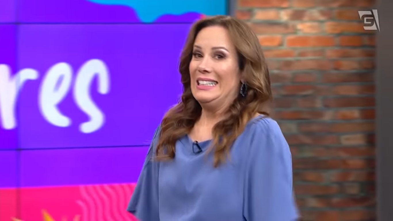 A apresentadora Regina Volpato comanda o programa Mulheres, exibido diariamente ao vivo (Créditos: Reprodução/TV Gazeta)