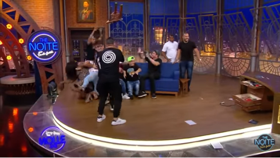 Turma de Tirulipa quebra cenário do The Noite e atacam Danilo Gentilli (Créditos: Divulgação)