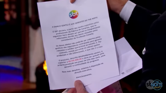 Danilo Gentili exibe carta de Prejuízo de cenário (Créditos: Divulgação)