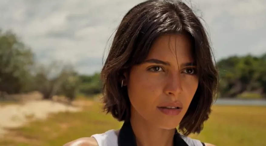 Guta (Julia Dalavia) em cena na novela Pantanal (Créditos: Reprodução/TV Globo)