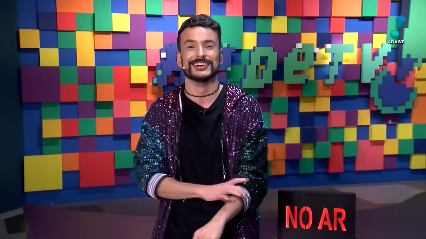 Fefito forma o trio de apresentadores do programa TV Fama (Créditos: Reprodução/RedeTV)