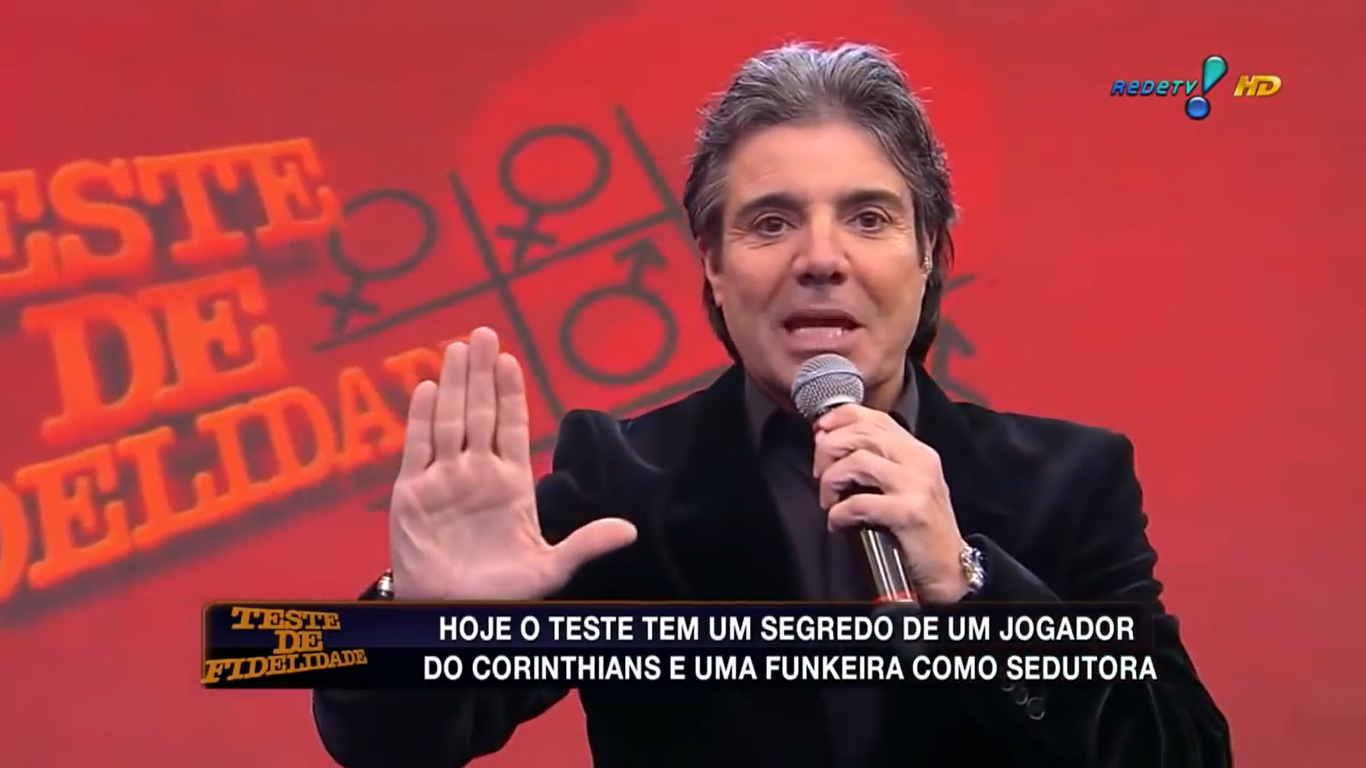 Em suma, o apresentador João Kléber durante o Teste de Fidelidade (Créditos: Reprodução/RedeTV)