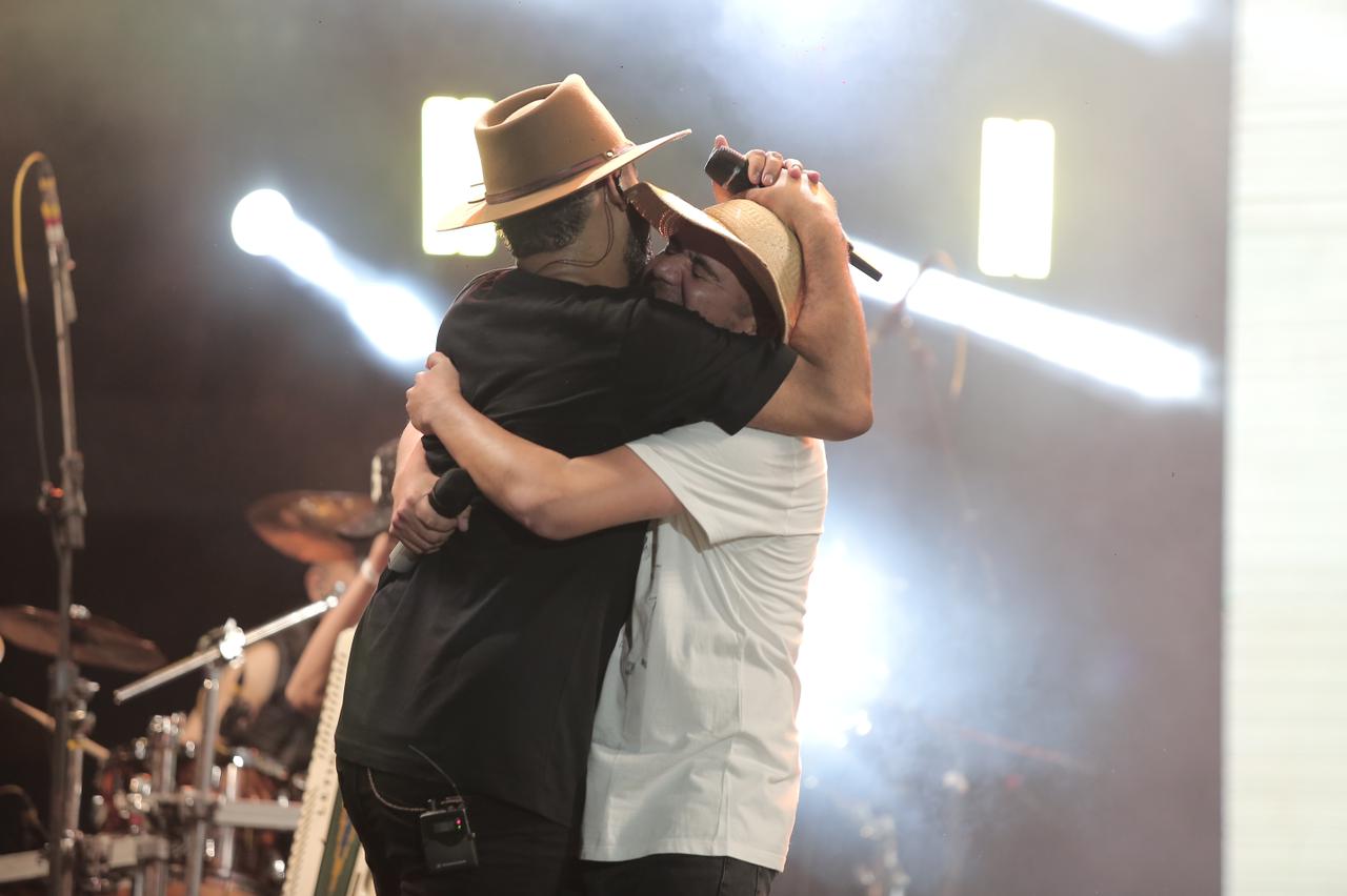 Raí Saia Rodada e Luan Estilizado juntos no palco (Créditos: Divulgação)