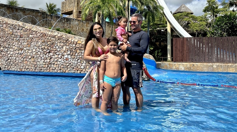 Simone Mendes se diverte com a família (Créditos: Divulgação)