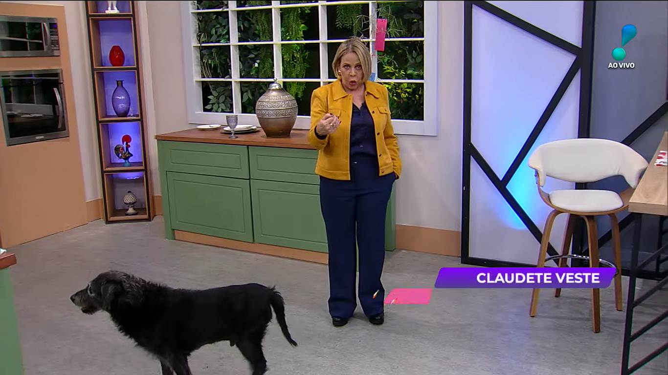 De fato, a apresentadora Claudete Troiano comanda o programa Vou Te Contar e recebeu visita inesperada (Créditos: Reprodução/RedeTV)