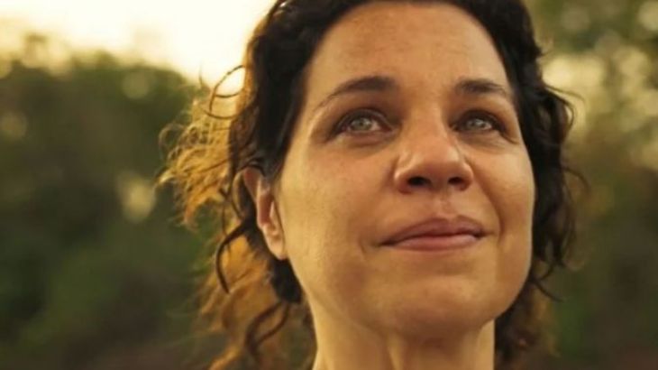 Felicidade de Maria Bruaca (Isabel Teixeira) após se livrar de Tenório na novela Pantanal (Foto: Reprodução/TV Globo)