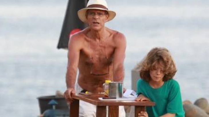 Mário Gomes vendendo lanches na praia (Foto: Reprodução)