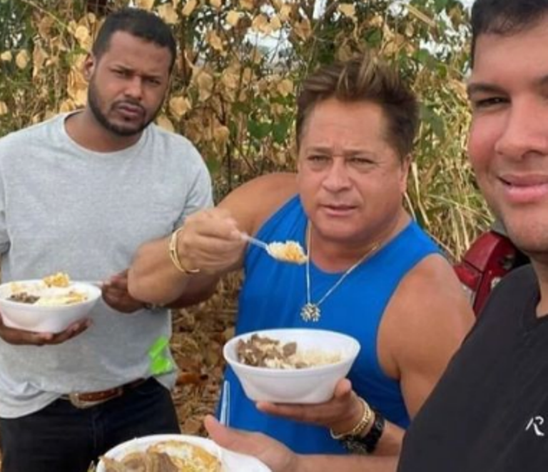 Leonardo comendo marmita perto de rodovia (Foto: Reprodução/Instagram)