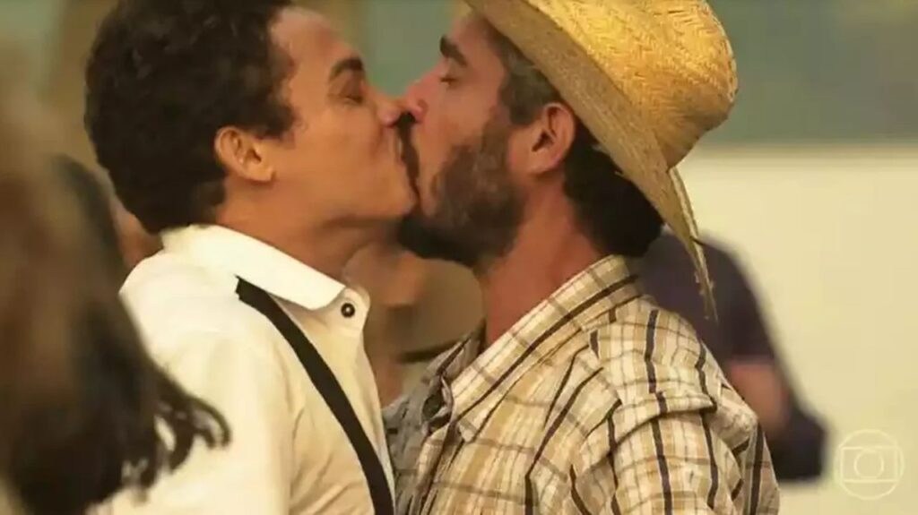 Cena de beijo entre Zaquieu e Silvero Pereira que Sonia Abrão comentou (Foto: Reprodução)