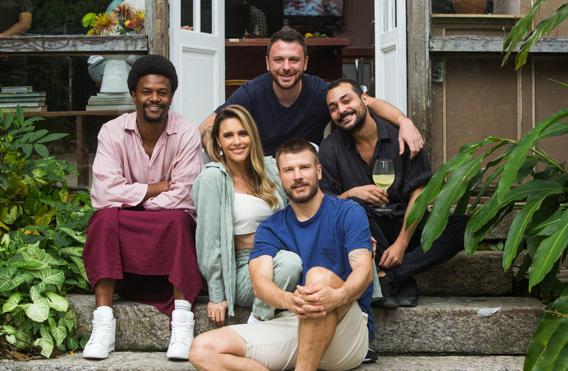 Fernanda Lima com o marido e convidados durante programa no canal GNT (Créditos: Divulgação)