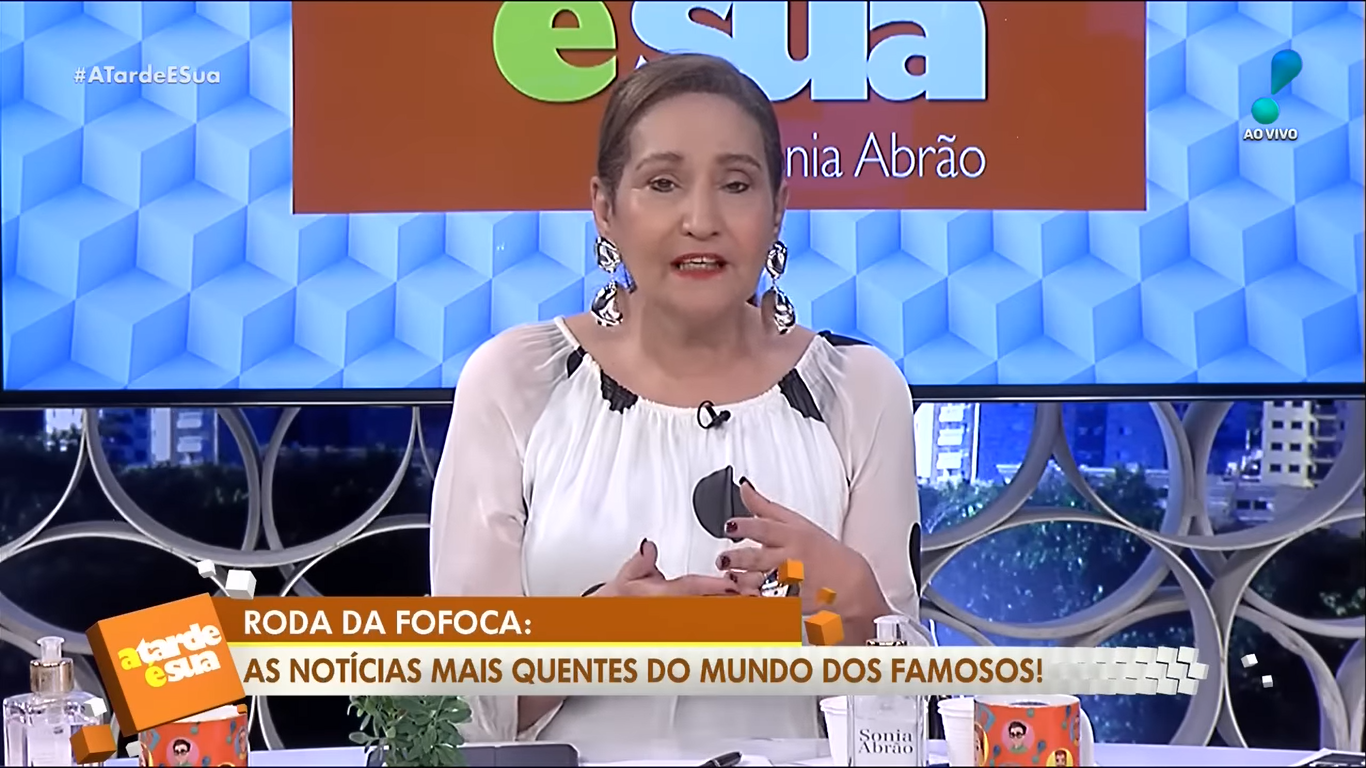 A apresentadora Sonia Abrão comanda o programa A Tarde é Sua (Créditos: Reprodução/RedeTV)