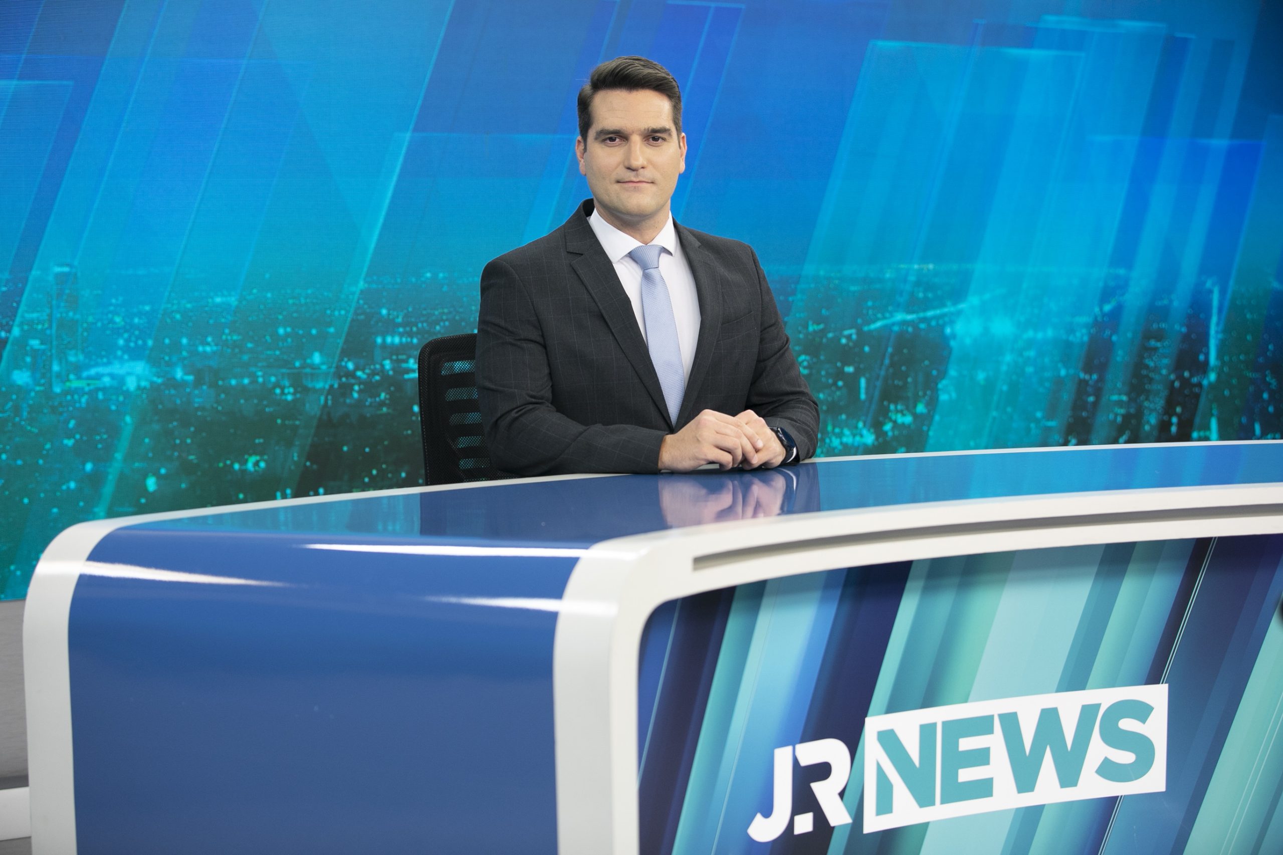Gustavo Toledo no comando do Jornal da Record News (Créditos: Edu Moraes)