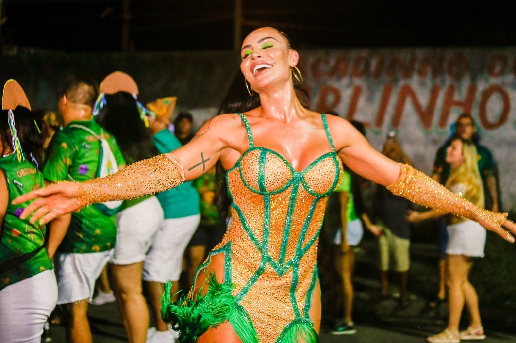 Aline Mineiro chama a atenção durante ensaio de Carnaval (Créditos: Wallace Ximenes/Divulgação)